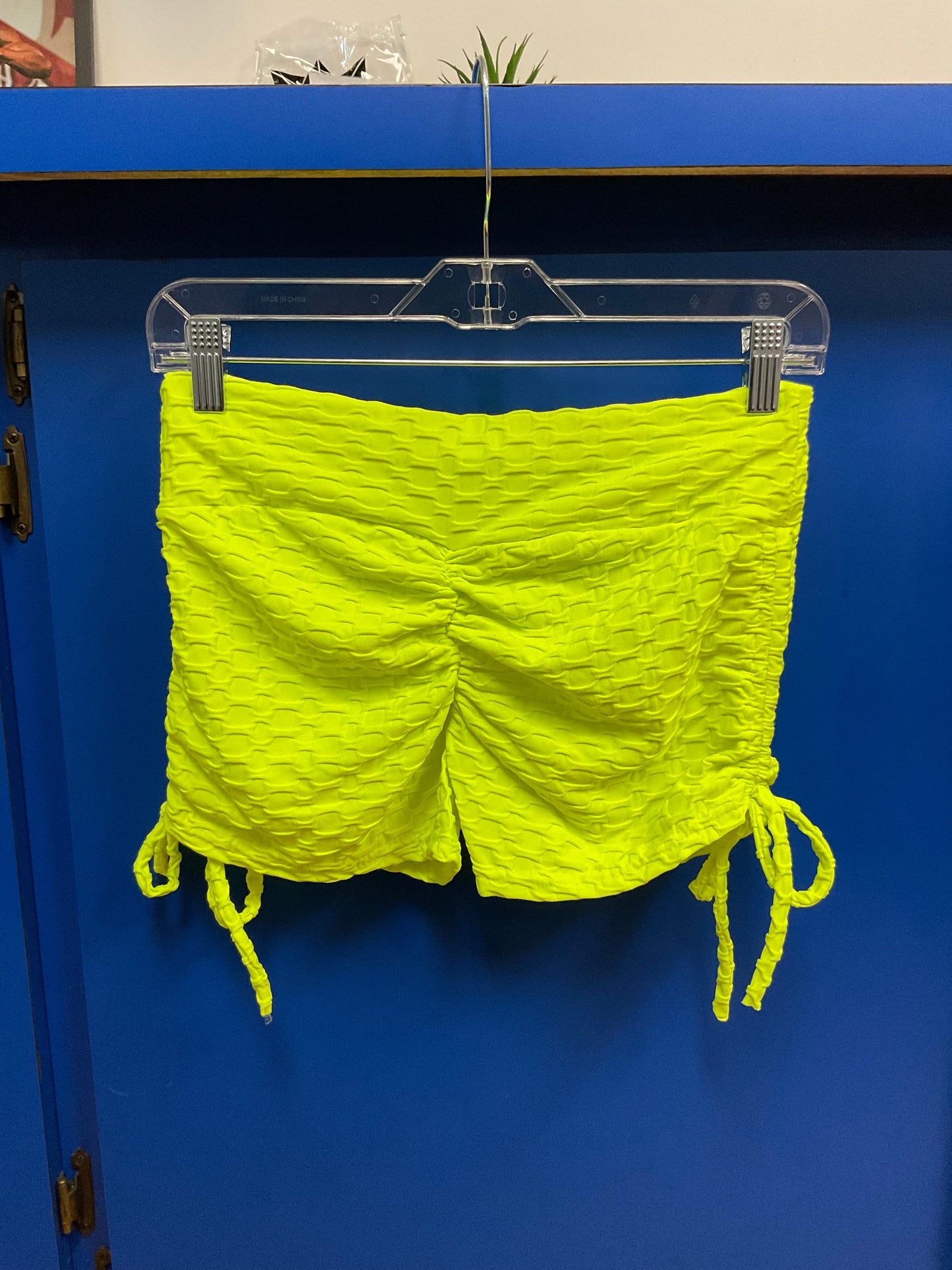 SCRUNCH SHORTS - NEON GREEN