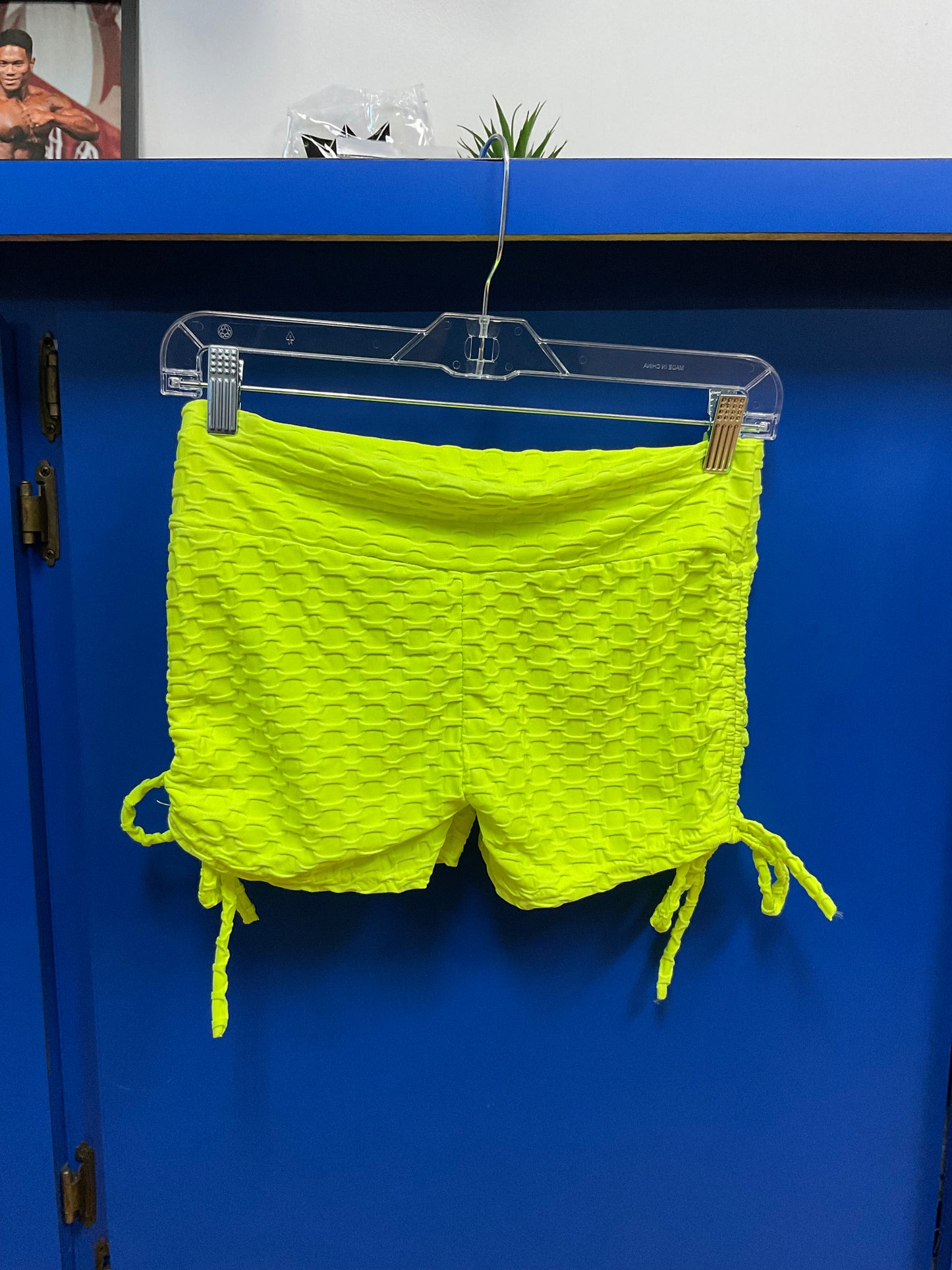 SCRUNCH SHORTS - NEON GREEN